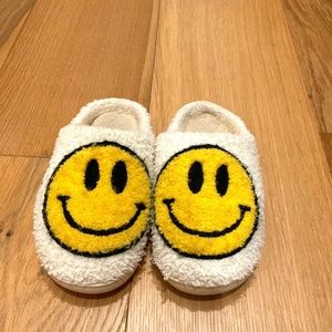 Preppy Smiley Face Trendy Slippers!